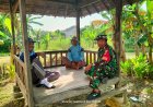 Babinsa Komsos Dengan Warga dan Pantau Wilayah Binaan